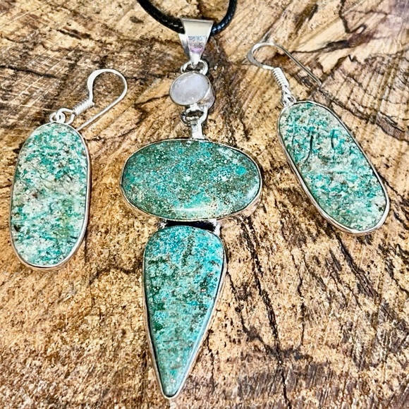 Crystal Pairing of Chrysocolla & Rainbow Moonstone Pendant & Earrings - Picture 7 of 8